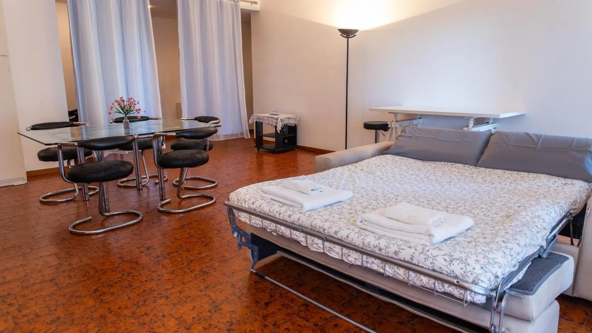 Ampio Appartamento Con Terrazzo, 3 Camere E 2 Bagni A 2 Passi Dalla Metro Милан Италия