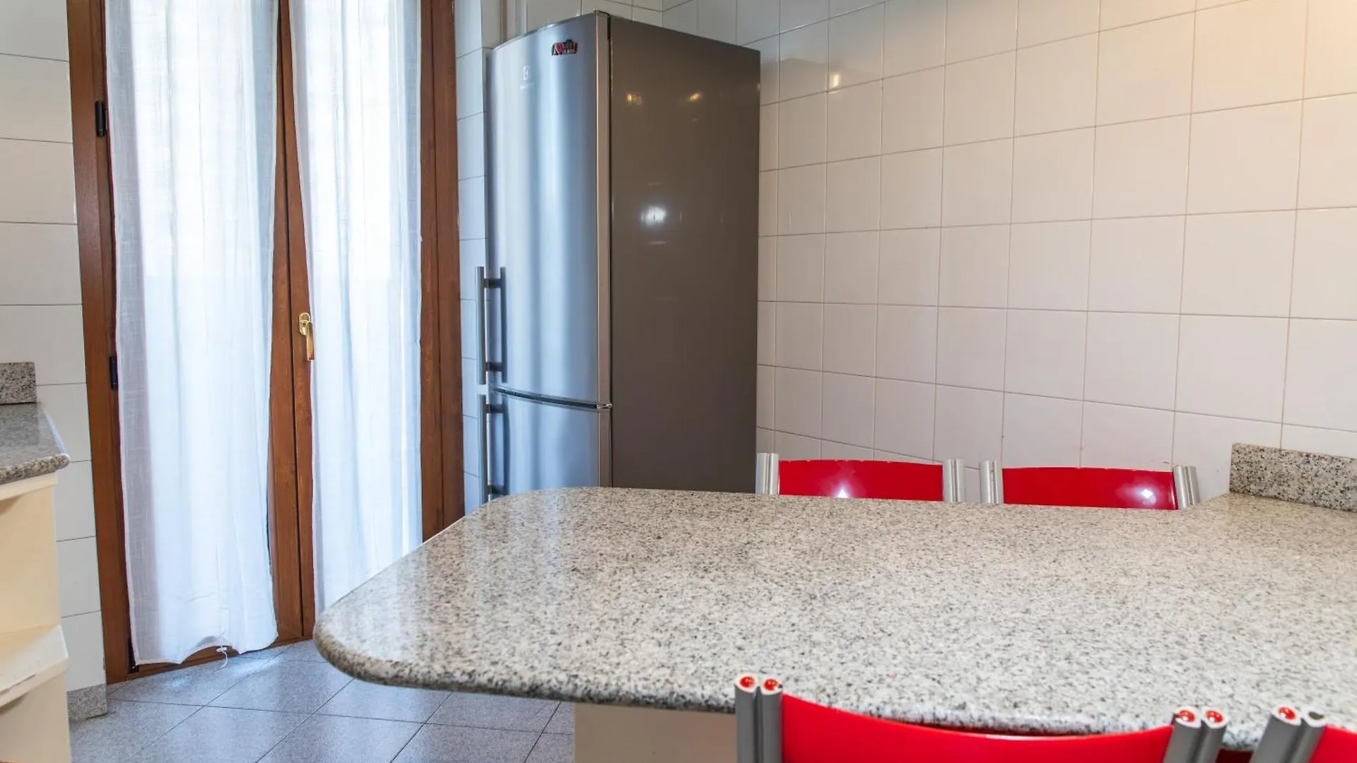 Ampio Appartamento Con Terrazzo, 3 Camere E 2 Bagni A 2 Passi Dalla Metro Милан Апартаменты