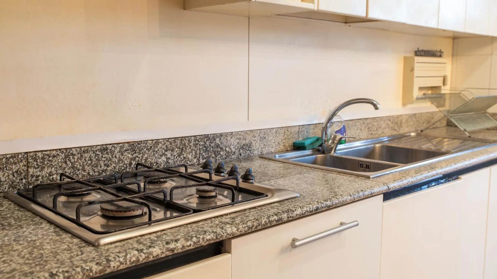 Ampio Appartamento Con Terrazzo, 3 Camere E 2 Bagni A 2 Passi Dalla Metro Milan 0*,  Italie