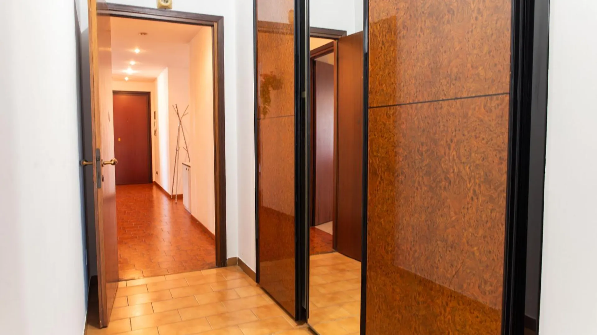 Ampio Appartamento Con Terrazzo, 3 Camere E 2 Bagni A 2 Passi Dalla Metro Milan Appartement